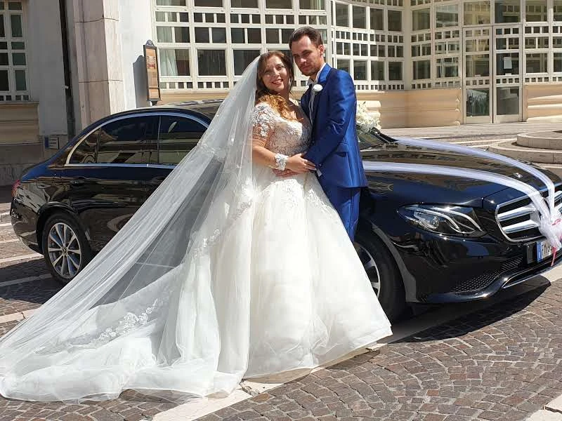 Coppia di sposi clienti di Noleggio con conducente Catanzaro - Luxury Transfer